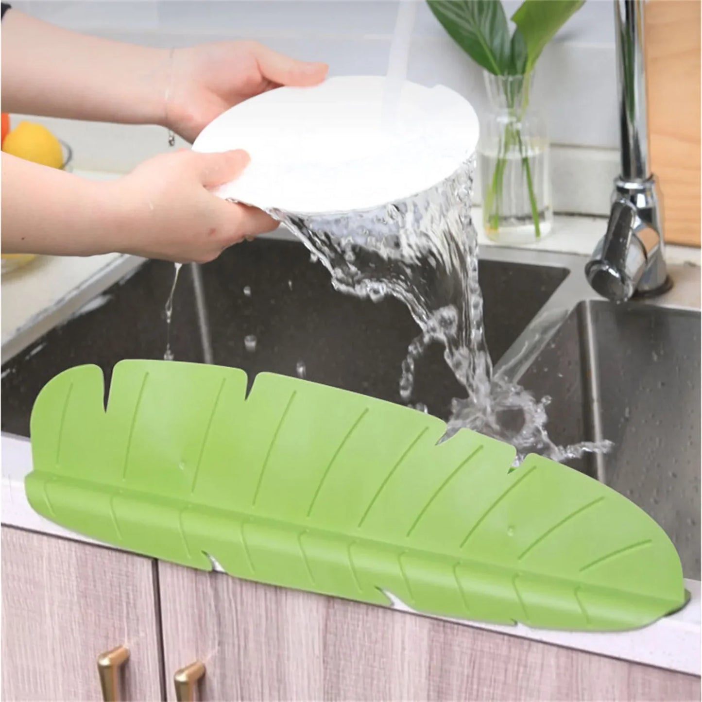 Silicone Sink Splash Guard: Waterproof and Oil-Proof Kitchen Gadget